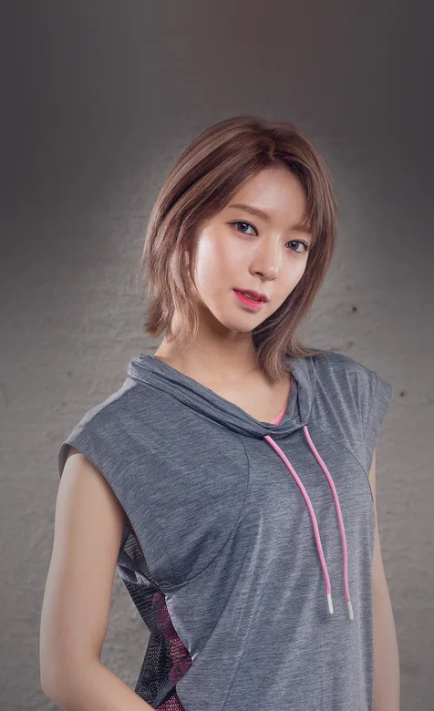 运动气息十足的短发氧气美女室内写真手机壁纸