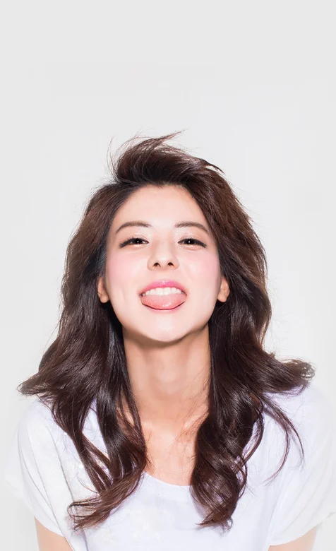 吐舌头的可爱长发美女手机壁纸下载