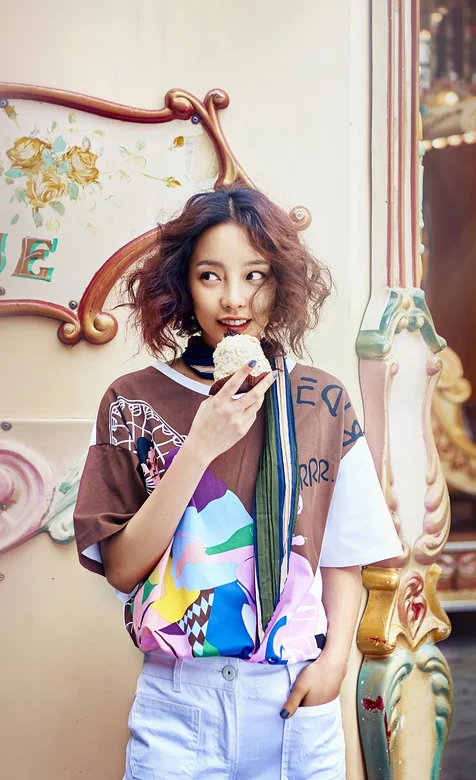 户外时尚俏皮表情的美女街拍手机壁纸