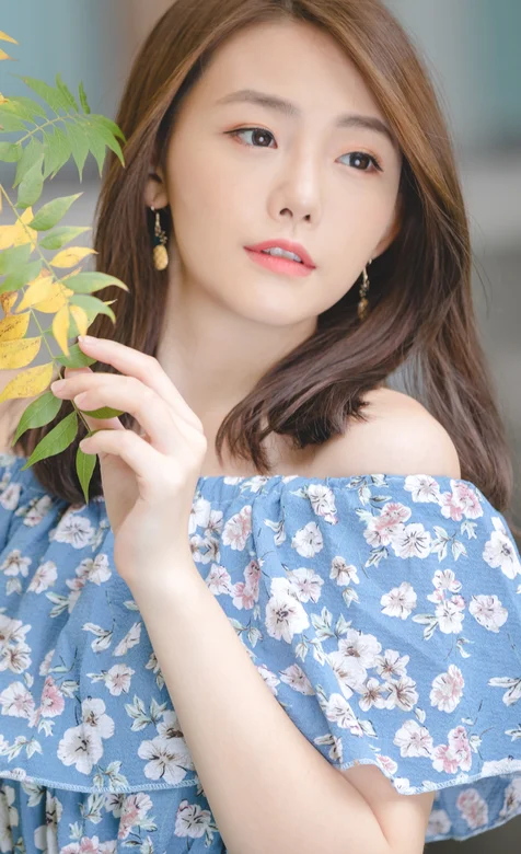 穿露肩碎花裙的长发清纯美女高清手机壁纸