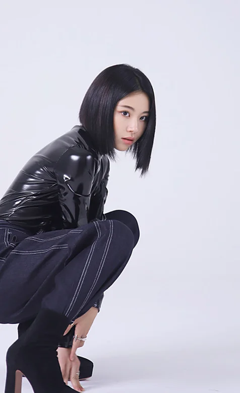 短发，皮衣，穿着超高高跟鞋的时尚美女手机壁纸