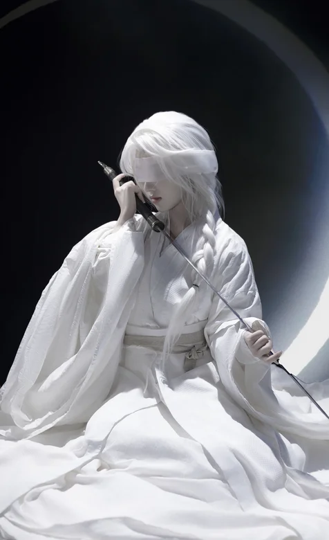 蒙着眼睛，坐在地板上，一头马尾辫白发加白裙的古装美女高清手机壁纸图片