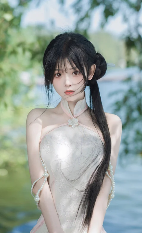 青青河畔，微风拂柳，穿着古装抹胸白裙的极品美女大小姐写真手机壁纸图片