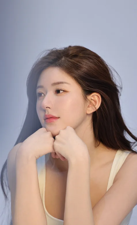 双手撑着下巴的赵露思白背心侧颜手机壁纸