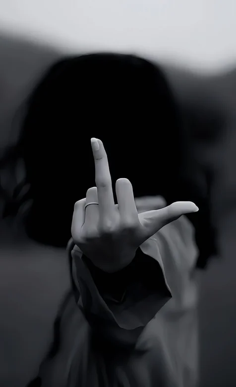 竖中指的女生，个性女生黑白手机壁纸图片