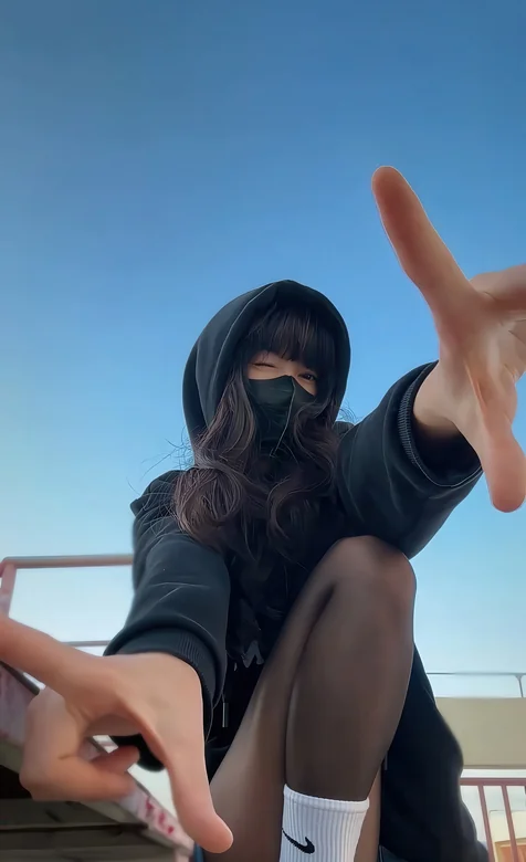 穿着卫衣牛仔短裤丝袜的个性女生手机壁纸图片